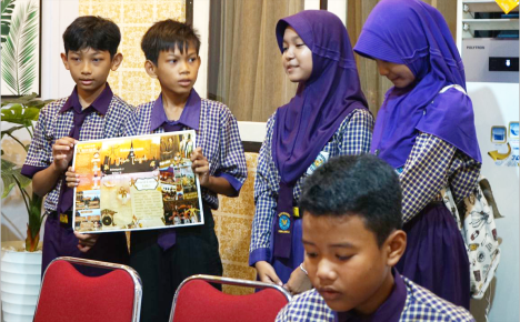 Siswa SMP Negeri 1 Purbalingga melaksanakan Proyek Penguatan Profil Pelajar Pancasila (P5) dengan membuat majalah dinding (mading) elektronik yang berisi kekayaan budaya khususnya Jawa dan keanekaragaman agama di Indonesia, Kamis 29 Agustus 2024