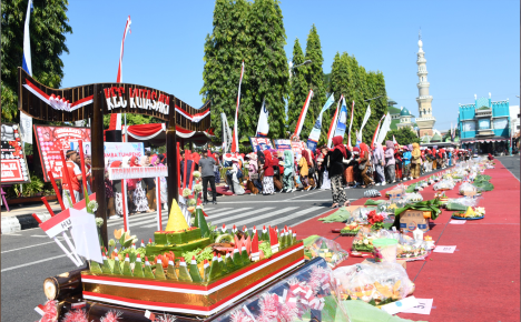 Memeriahkan HUT Ke-79 RI, Pemkab Purbalingga menyelenggarakan Lomba Tumpeng, di Alun-alun Purbalingga, Minggu 18 Agustus 2024