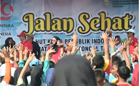 Bupati Purbalingga Dyah Hayuning Pratiwi (Tiwi) saat jalan sehat dalam rangka memperingati Hari Ulang Tahun ke-79 Republik Indonesia (HUT ke-79 RI), di Lapangan Desa Pekiringan, Selasa 20 Agustus 2024.