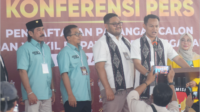 Fahmi Muhammad Hanif dan Dimas Prasetyahani (Fahmi-Dimas) saat konperensi pers usai mendaftar ke Komisi Pemilihan Umum (KPU) Kabupaten Purbalingga sebagai pasangan Bakal Calon Bupati dan Calon Wakil Bupati Purbalingga, Kamis 29 Agustus 2024. Fahmi Muhammad Hanif dan Dimas Prasetyahani (Fahmi-Dimas) saat konperensi pers usai mendaftar ke Komisi Pemilihan Umum (KPU) Kabupaten Purbalingga sebagai pasangan Bakal Calon Bupati dan Calon Wakil Bupati Purbalingga, Kamis 29 Agustus 2024.