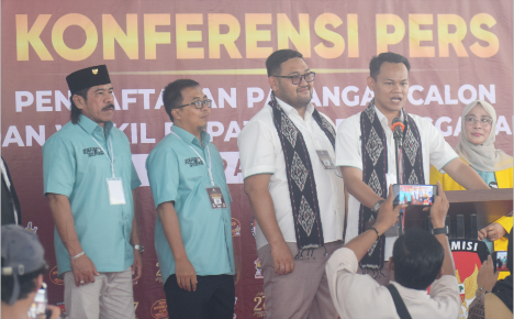 Fahmi Muhammad Hanif dan Dimas Prasetyahani (Fahmi-Dimas) saat konperensi pers usai mendaftar ke Komisi Pemilihan Umum (KPU) Kabupaten Purbalingga sebagai pasangan Bakal Calon Bupati dan Calon Wakil Bupati Purbalingga, Kamis 29 Agustus 2024. Fahmi Muhammad Hanif dan Dimas Prasetyahani (Fahmi-Dimas) saat konperensi pers usai mendaftar ke Komisi Pemilihan Umum (KPU) Kabupaten Purbalingga sebagai pasangan Bakal Calon Bupati dan Calon Wakil Bupati Purbalingga, Kamis 29 Agustus 2024.