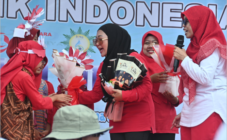Bupati Purbalingga, Dyah Hayuning Pratiwi saat menghadiri Milad ke-60 Madrasah Ibtidaiyah Muhammadiyah (MIM) Wirasana, di lapangan Kelurahan Wirasana, Kamis 29 Agustus 2024.