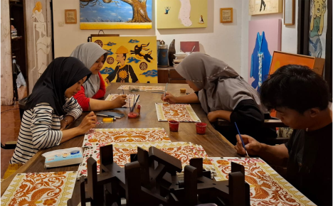 Kie Pemuda Seni (Kie Art), Desa Sidareja, Kaligondang mendapatkan pesanan sejumlah 3000 buah Lampu Meja bergambar Burung Garuda dan Pohon Bodi menjadi souvenir spesial Tamu VVIP pada Peringatan Hari Ulang Tahun (HUT) ke 79 Kemerdekaan di Ibu Kota Nusantara (IKN).