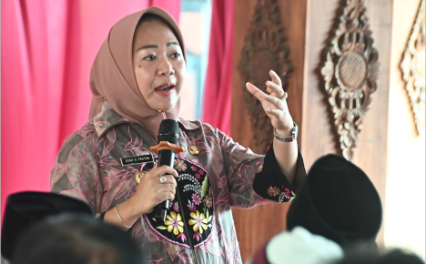 Bupati Purbalingga, Dyah Hayuning Pratiwi usai mengukuhkan pengurus Pengurus Paguyuban Ketua RT (PKRT) Kecamatan Purbalingga, di Pendopo Soewarno, Kecamatan Purbalingga Kamis 29 Agustus 2024. Bupati Purbalingga, Dyah Hayuning Pratiwi usai mengukuhkan pengurus Pengurus Paguyuban Ketua RT (PKRT) Kecamatan Purbalingga, di Pendopo Soewarno, Kecamatan Purbalingga Kamis 29 Agustus 2024.