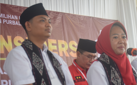 Dyah Hayuning Pratiwi bersama Mahendra Farizal (Tiwi-Hendra) saat konperensi pers usai mendaftar ke Komisi Pemilihan Umum (KPU) Kabupaten Purbalingga sebagai pasangan Bakal Calon Bupati dan Calon Wakil Bupati Purbalingga, Rabu 28 Agustus 2024. Foto: Mahendra Yudhi Krisnha_tabloidelemen.com
