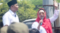 Dyah Hayuning Pratiwi-Mahendra Farizal (Tiwi-Hendra) berorasi sebelum mendaftar ke Komisi Pemilihan Umum (KPU) Kabupaten Purbalingga sebagai pasangan Bakal Calon Bupati dan Calon Wakil Bupati Purbalingga, Rabu 28 Agustus 2024. Foto: Mahendra Yudhi Krisnha_tabloidelemen.com Dyah Hayuning Pratiwi-Mahendra Farizal (Tiwi-Hendra) berorasi sebelum mendaftar ke Komisi Pemilihan Umum (KPU) Kabupaten Purbalingga sebagai pasangan Bakal Calon Bupati dan Calon Wakil Bupati Purbalingga, Rabu 28 Agustus 2024. Foto: Mahendra Yudhi Krisnha_tabloidelemen.com