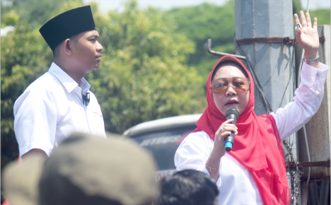 Dyah Hayuning Pratiwi-Mahendra Farizal (Tiwi-Hendra) berorasi sebelum mendaftar ke Komisi Pemilihan Umum (KPU) Kabupaten Purbalingga sebagai pasangan Bakal Calon Bupati dan Calon Wakil Bupati Purbalingga, Rabu 28 Agustus 2024. Foto: Mahendra Yudhi Krisnha_tabloidelemen.com