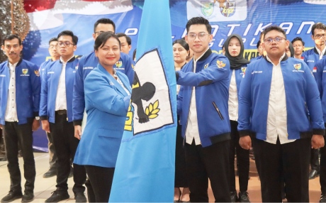 Ketua DPW KNPI Jateng Casytha Arriwi Kathmandu menyerahkan pataka kepada Ketua DPD KNPI Purbalingga R.Daffa Irawan dalam pelantikan pengurus DPD KNPI Kabupaten Purbalingga periode 2024-2027, di Pendopo Dipokusumo, Minggu 15 September 2024 sore.