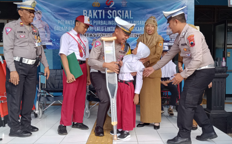 Kasat Lantas Polres PurbaIingga, AKP Arief Wiranto memberikan bantuan kepada siswa Sekolah Luar Biasa (SLB) Negeri PurbaIingga dalam rangka menyambut Hari Lalu Lintas Bhayangkara ke 69, Senin 9 September 2024.