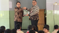 Komisioner KPU Purbalingga, Sudarmaji bersama Kepala SMP Negeri 3 Kutasari, Priyanto usai sosialisasi Pendidikan Pemilih, Jum'at 13 September 2024. Komisioner KPU Purbalingga, Sudarmaji bersama Kepala SMP Negeri 3 Kutasari, Priyanto usai sosialisasi Pendidikan Pemilih, Jum'at 13 September 2024.