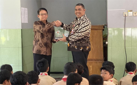 Komisioner KPU Purbalingga, Sudarmaji bersama Kepala SMP Negeri 3 Kutasari, Priyanto usai sosialisasi Pendidikan Pemilih, Jum'at 13 September 2024. Komisioner KPU Purbalingga, Sudarmaji bersama Kepala SMP Negeri 3 Kutasari, Priyanto usai sosialisasi Pendidikan Pemilih, Jum'at 13 September 2024.