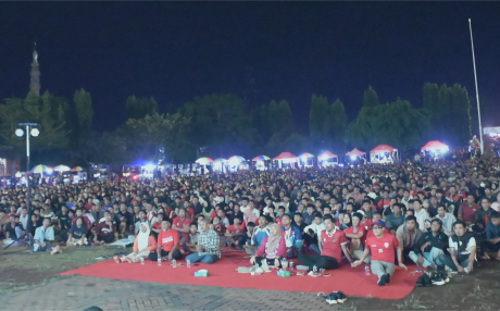 Bupati Tiwi (Dyah Hayuning Pratiwi) nonton bareng (nobar) pertandingan Grup C putaran ketiga kualifikasi Piala Dunia 2026 antara Indonesia Vs Australia, di alun-alun Purbalingga, Selasa 10 September 2024 malam. Bupati Tiwi (Dyah Hayuning Pratiwi) nonton bareng (nobar) pertandingan Grup C putaran ketiga kualifikasi Piala Dunia 2026 antara Indonesia Vs Australia, di alun-alun Purbalingga, Selasa 10 September 2024 malam.