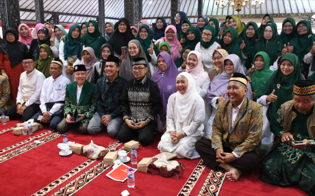 Bupati Tiwi (Dyah Hayuning Pratiwi) berfoto bersama tokoh dakwah ternama Ustadz Wijayanto dan warga Persyarikatan Muhammadiyah saat acara Purbalingga Bermunajat, di Pendopo Dipokusumo Purbalingga, Senin 16 September 2024