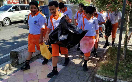 Siswa SD Negeri 2 Bancar memperingati World Cleanup Day, Jumat 20 September 2024. Siswa SD Negeri 2 Bancar memperingati World Cleanup Day, Jumat 20 September 2024.