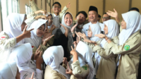 Bupati Purbalingga Dyah Hayuning Pratiwi bersama siswa Madrasah Aliyah Negeri (MAN) Purbalingga usai kegiatan Bupati Mengajar di MAN Purbalingga, Selasa 10 September 2024. Bupati Purbalingga Dyah Hayuning Pratiwi bersama siswa Madrasah Aliyah Negeri (MAN) Purbalingga usai kegiatan Bupati Mengajar di MAN Purbalingga, Selasa 10 September 2024.