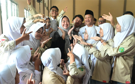 Bupati Purbalingga Dyah Hayuning Pratiwi bersama siswa Madrasah Aliyah Negeri (MAN) Purbalingga usai kegiatan Bupati Mengajar di MAN Purbalingga, Selasa 10 September 2024. Bupati Purbalingga Dyah Hayuning Pratiwi bersama siswa Madrasah Aliyah Negeri (MAN) Purbalingga usai kegiatan Bupati Mengajar di MAN Purbalingga, Selasa 10 September 2024.