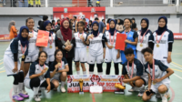 Bupati Purbalingga, Dyah Hayuning Pratiwi berfoto bersama pgeriemain Tim Putri SMA Negeri 2 Purbalingga, usai menerima piala dan hadiah sebagai juara Turnamen Futsal Piala Bupati Purbalingga tahun 2024, di GOR Sasana Krida Perwira, Minggu 15 September 2024. Foto: Askab PSSI Purbalingga. Bupati Purbalingga, Dyah Hayuning Pratiwi berfoto bersama pgeriemain Tim Putri SMA Negeri 2 Purbalingga, usai menerima piala dan hadiah sebagai juara Turnamen Futsal Piala Bupati Purbalingga tahun 2024, di GOR Sasana Krida Perwira, Minggu 15 September 2024. Foto: Askab PSSI Purbalingga.