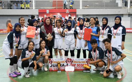 Bupati Purbalingga, Dyah Hayuning Pratiwi berfoto bersama pgeriemain Tim Putri SMA Negeri 2 Purbalingga, usai menerima piala dan hadiah sebagai juara Turnamen Futsal Piala Bupati Purbalingga tahun 2024, di GOR Sasana Krida Perwira, Minggu 15 September 2024. Foto: Askab PSSI Purbalingga.