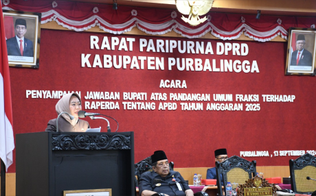 Bupati Purbalingga, Dyah Hayuning Pratiwi (Tiwi) saat Rapat Paripurna DPRD dalam acara Penyampaian Jawaban Bupati Atas Pandangan umum Fraksi terhadap Raperda tentang APBD tahun 2025, di ruang rapat DPRD, Jum'at 13 September 2024 Bupati Purbalingga, Dyah Hayuning Pratiwi (Tiwi) saat Rapat Paripurna DPRD dalam acara Penyampaian Jawaban Bupati Atas Pandangan umum Fraksi terhadap Raperda tentang APBD tahun 2025, di ruang rapat DPRD, Jum'at 13 September 2024