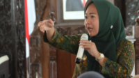 Bupati Purbalingga, Dyah Hayuning Pratiwi (Tiwi), saat Penyerahan Simbolis Bantuan Sosial Kepada Masyarakat Purbalingga Tahun 2024 di Pendapa Dipokusumo, Kamis 19 September 2024 Bupati Purbalingga, Dyah Hayuning Pratiwi (Tiwi), saat Penyerahan Simbolis Bantuan Sosial Kepada Masyarakat Purbalingga Tahun 2024 di Pendapa Dipokusumo, Kamis 19 September 2024