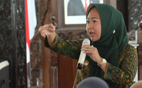 Bupati Purbalingga, Dyah Hayuning Pratiwi (Tiwi), saat Penyerahan Simbolis Bantuan Sosial Kepada Masyarakat Purbalingga Tahun 2024 di Pendapa Dipokusumo, Kamis 19 September 2024 Bupati Purbalingga, Dyah Hayuning Pratiwi (Tiwi), saat Penyerahan Simbolis Bantuan Sosial Kepada Masyarakat Purbalingga Tahun 2024 di Pendapa Dipokusumo, Kamis 19 September 2024