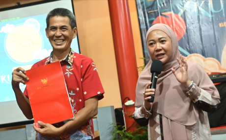 Bupati Purbalingga, Dyah Hayuning Pratiwi bersama Ketua Pengurus Tempat Ibadah Tirta Dharma (TTID) Klenteng Hok Tek Bio Purbalingga, Lim Ngan Min saat Festival Kue Bulan di TITD Klenteng Hok Tek Bio Purbalingga, Selasa 17 September 2024. Bupati Purbalingga, Dyah Hayuning Pratiwi bersama Ketua Pengurus Tempat Ibadah Tirta Dharma (TTID) Klenteng Hok Tek Bio Purbalingga, Lim Ngan Min saat Festival Kue Bulan di TITD Klenteng Hok Tek Bio Purbalingga, Selasa 17 September 2024.