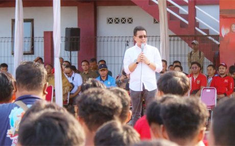 Ketua sementara DPRD Purbalingga, H.R Bambang Irawan saat membuka Turnamen Sepakbola Pelajar Putra Bupati Cup 2024 untuk pelajar SMA/SMK/MA, di GOR Goentoer Darjono Purbalingga, Senin 02 September 2024 sore.