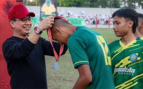 Ketua DPRD Purbalingga HR Bambang Irawan berkesempatan menyerahkan piala dan hadiah kepada pemain SMK Negeri 2 Purbalingga, Runner Up Turnamen Sepakbola Pelajar SMA/SMK/MA Piala Bupati Purbalingga di Stadion Gontoer Darjono, Jumat 20 September 2024