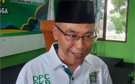 Ketua Dewan Tanfidz Dewan Pimpinan Cabang Partai Kebangkitan Bangsa (DPC PKB) Purbalingga Aman Waliyudin Ketua Dewan Tanfidz Dewan Pimpinan Cabang Partai Kebangkitan Bangsa (DPC PKB) Purbalingga Aman Waliyudin