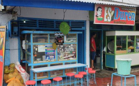 Warung Es Durian Pak Kasdi berada di sebelah Jembatan Sungai Klawing, ujung jalan Jendral Sudirman, Purbalingga atau tepatnya depan Makodim 0702 Purbalingga.
