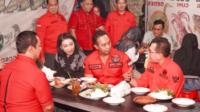 Andika Perkasa-Hendar Prihadi (Andika-Hendi) pasangan Bacagub dan Bacawagub Jawa Tengah makan malam bersama Ketua DPC PDIP Purbalingga di kawasan kuliner malam Kya-kya Mayong Purbalingga, Senin 16 September 2024 malam. Foto : Humas DPC PDIP Purbalingga. Andika Perkasa-Hendar Prihadi (Andika-Hendi) pasangan Bacagub dan Bacawagub Jawa Tengah makan malam bersama Ketua DPC PDIP Purbalingga di kawasan kuliner malam Kya-kya Mayong Purbalingga, Senin 16 September 2024 malam. Foto : Humas DPC PDIP Purbalingga.