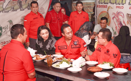 Andika Perkasa-Hendar Prihadi (Andika-Hendi) pasangan Bacagub dan Bacawagub Jawa Tengah makan malam bersama Ketua DPC PDIP Purbalingga di kawasan kuliner malam Kya-kya Mayong Purbalingga, Senin 16 September 2024 malam. Foto : Humas DPC PDIP Purbalingga. Andika Perkasa-Hendar Prihadi (Andika-Hendi) pasangan Bacagub dan Bacawagub Jawa Tengah makan malam bersama Ketua DPC PDIP Purbalingga di kawasan kuliner malam Kya-kya Mayong Purbalingga, Senin 16 September 2024 malam. Foto : Humas DPC PDIP Purbalingga.