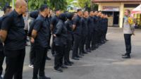 29 orang personel Pengawalan Pribadi (Walpri) dari anggota Polres Purbalingga siap mengamankan dua pasangan calon (Paslon), Dyah Hayuning Pratiwi-Mahendra Farizal (Tiwi-Hendra) dan Fahmi Muhammad Hanif-Dimas Prasetyahani (Fahmi-Dimas) selama Pilkada Purbalingga. 29 orang personel Pengawalan Pribadi (Walpri) dari anggota Polres Purbalingga siap mengamankan dua pasangan calon (Paslon), Dyah Hayuning Pratiwi-Mahendra Farizal (Tiwi-Hendra) dan Fahmi Muhammad Hanif-Dimas Prasetyahani (Fahmi-Dimas) selama Pilkada Purbalingga.