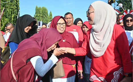 Bupati Purbalingga Dyah Hayuning Pratiwi (Tiwi) mengikuti senam sehat dan jalan sehat bersama puluhan ribu warga di Alun-alun Purbalingga, Jumat 30 Agustus 2024 Bupati Purbalingga Dyah Hayuning Pratiwi (Tiwi) mengikuti senam sehat dan jalan sehat bersama puluhan ribu warga di Alun-alun Purbalingga, Jumat 30 Agustus 2024