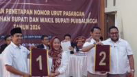 Pasangan Calon (Paslon) Bupati dan Wakil Bupati Purbalingga, Dyah Hayuning Pratiwi-Mahendra Farizal (Tiwi-Hendra) dan Fahmi Muhammad Hanif-Dimas Prasetyahani (Fahmi-Dimas) saat rapat pleno terbuka pengundian nomor urut Paslon Pilkada Purbalingga 2024, di aula kantor KPU Purbalingga, Senin 23 September 2024.