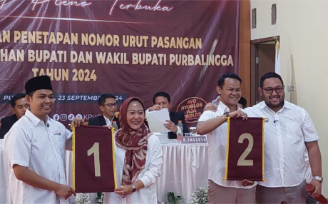Pasangan Calon (Paslon) Bupati dan Wakil Bupati Purbalingga, Dyah Hayuning Pratiwi-Mahendra Farizal (Tiwi-Hendra) dan Fahmi Muhammad Hanif-Dimas Prasetyahani (Fahmi-Dimas) saat rapat pleno terbuka pengundian nomor urut Paslon Pilkada Purbalingga 2024, di aula kantor KPU Purbalingga, Senin 23 September 2024.