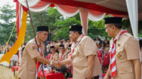 Wakil Ketua Majelis Pembimbing Cabang (Mabicab) Gerakan Pramuka Purbalingga,  Kak Sudono bersama Ketua Kwartir Cabang (Kwarcab) Gerakan Pramuka Kabupaten Purbalingga, Tri Gunawan Setyadi usai Upacara HUT ke-63 Pramuka Kwartir Cabang Purbalingga di Lapangan Reformasi Desa Pangempon, Kecamatan Kejobong, Senin 26 Agustus 2024.