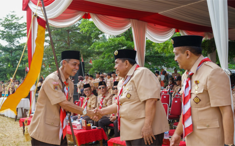 Wakil Ketua Majelis Pembimbing Cabang (Mabicab) Gerakan Pramuka Purbalingga,  Kak Sudono bersama Ketua Kwartir Cabang (Kwarcab) Gerakan Pramuka Kabupaten Purbalingga, Tri Gunawan Setyadi usai Upacara HUT ke-63 Pramuka Kwartir Cabang Purbalingga di Lapangan Reformasi Desa Pangempon, Kecamatan Kejobong, Senin 26 Agustus 2024.