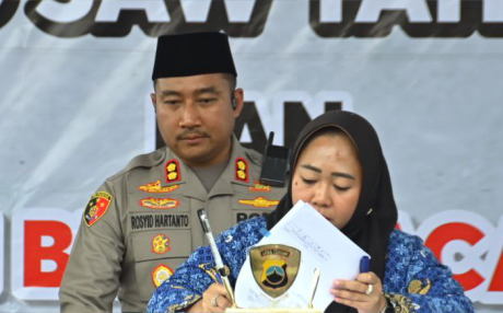 Penandatanganan Berita Acara Hibah Tanah dari Pemkab Purbalingga ke Polres Purbalingga secara langsung oleh Bupati Purbalingga Dyah Hayuning Pratiwi (Tiwi) dengan Kapolres Purbalingga AKBP Rosyid Hartanto di lapangan Kelurahan Kalikabong, Selasa 17 September 2024. Penandatanganan Berita Acara Hibah Tanah dari Pemkab Purbalingga ke Polres Purbalingga secara langsung oleh Bupati Purbalingga Dyah Hayuning Pratiwi (Tiwi) dengan Kapolres Purbalingga AKBP Rosyid Hartanto di lapangan Kelurahan Kalikabong, Selasa 17 September 2024.