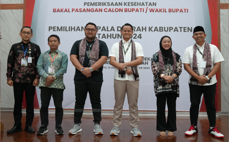 Ketua KPU Purbalingga, Zamaahsari Ramsah bersama paslon Dyah Hayuning Pratiwi-Mahendra Farizal (Tiwi-Hendra) dan Fahmi Muhammad Hanif-Dimas Prasetyahani (Fahmi-Dimas) sebelum menjalani pemeriksaan kesehatan, di Aula Pringgodani Rumah Sakit Umum Daerah Margono Soekarjo (RSMS) Purwokerto, Sabtu 31 Agustus 2024 pagi.