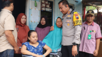 Kapolres Purbalingga, AKBP Rosyid Hartanto memberi bantuan kursi roda untuk Desi Rinata (23), warga Desa Jatisaba, Kecamatan Purbalingga, Kabupaten Purbalingga Selasa 10 September 2024. Kapolres Purbalingga, AKBP Rosyid Hartanto memberi bantuan kursi roda untuk Desi Rinata (23), warga Desa Jatisaba, Kecamatan Purbalingga, Kabupaten Purbalingga Selasa 10 September 2024.