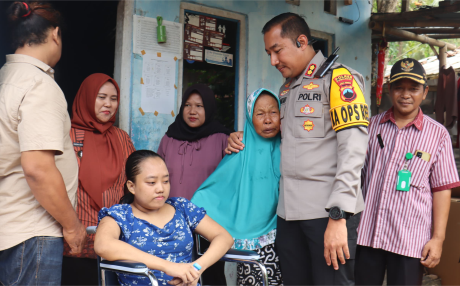 Kapolres Purbalingga, AKBP Rosyid Hartanto memberi bantuan kursi roda untuk Desi Rinata (23), warga Desa Jatisaba, Kecamatan Purbalingga, Kabupaten Purbalingga Selasa 10 September 2024.