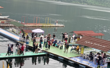 Telaga Menjer yang indah ini berlokasi di lereng Gunung Pakuwaja, tepatnya di Desa Maron, Kecamatan Garung, Kabupaten Wonosobo, Jawa Tengah. Foto: babad.id Telaga Menjer yang indah ini berlokasi di lereng Gunung Pakuwaja, tepatnya di Desa Maron, Kecamatan Garung, Kabupaten Wonosobo, Jawa Tengah. Foto: babad.id