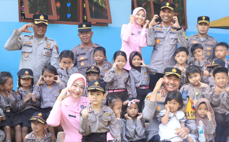 Kapolres Purbalingga, AKBP Rosyid Hartanto bersama Ketua Bhayangkari Cabang Purbalingga, Lala Rosyid mengunjungi TK Kemala Bhayangkari 16 PurbaIingga, Rabu 25 September 2024. Kapolres Purbalingga, AKBP Rosyid Hartanto bersama Ketua Bhayangkari Cabang Purbalingga, Lala Rosyid mengunjungi TK Kemala Bhayangkari 16 PurbaIingga, Rabu 25 September 2024.