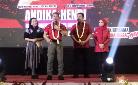 Pasangan Andika “Rambo”-Perkasa-Hendrar Prihadi (Andika -Hendi) saat Rapat Kerja Cabang Khusus (Rakercabsus) DPC PDIP Purbalingga di GOR Sasana Krida Perwira, Senin 16 September 2024 malam Pasangan Andika “Rambo”-Perkasa-Hendrar Prihadi (Andika -Hendi) saat Rapat Kerja Cabang Khusus (Rakercabsus) DPC PDIP Purbalingga di GOR Sasana Krida Perwira, Senin 16 September 2024 malam