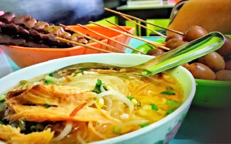 Soto Broto Wonosobo ini terdiri dari nasi, kecambah, suwiran ayam, potongan selederi dan bawang goreng lengkap dengan kuah panas penuh rempah yang terbuat dari bahan-bahan pilihan. Foto: babad.id