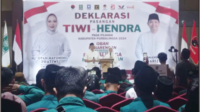 Pasangan bakal calon bupati dan wakil bupati Purbalingga, Dyah Hayuning Pratiwi-Mahendra Farizal (Tiwi-Hendra) saat deklarasi pemengan di Braling Grand Hotel Purbalingga, Minggu 1 September 2024 malam. Foto: Yoga Tri Cahyono_tabloidelemen.com Pasangan bakal calon bupati dan wakil bupati Purbalingga, Dyah Hayuning Pratiwi-Mahendra Farizal (Tiwi-Hendra) saat deklarasi pemengan di Braling Grand Hotel Purbalingga, Minggu 1 September 2024 malam. Foto: Yoga Tri Cahyono_tabloidelemen.com