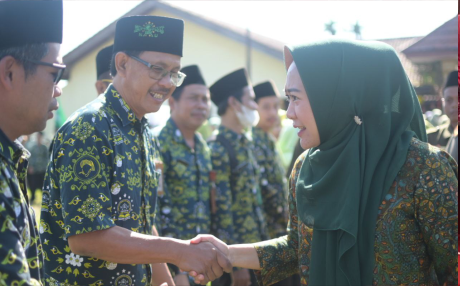 Bupati Purbalingga, Dyah Hayuning Pratiwi saat Upacara Hari Lahir (Harlah) Ke-95 Lembaga Pendidikan (LP) Ma'arif Nahdlatul 'Ulama (NU) di Lapangan Desa Mangunegara, Kecamatan Mrebet, Kamis 19 September 2024. Bupati Purbalingga, Dyah Hayuning Pratiwi saat Upacara Hari Lahir (Harlah) Ke-95 Lembaga Pendidikan (LP) Ma'arif Nahdlatul 'Ulama (NU) di Lapangan Desa Mangunegara, Kecamatan Mrebet, Kamis 19 September 2024.