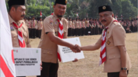 Ketua Kwarcab Purbalingga, Tri Gunawan Setyadi memberikan penghargaan kepada pemenang lomba dalam rangkaian kegiatan Hari Pramuka ke-63 tahun 2024, Kwartir Cabang (Kwarcab) Purbalingga, di lapangan Desa Pangempon, Kecamatan Kejobong, Senin 26 Agustus 2024
