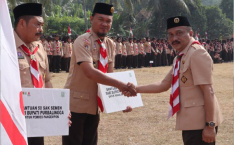 Ketua Kwarcab Purbalingga, Tri Gunawan Setyadi memberikan penghargaan kepada pemenang lomba dalam rangkaian kegiatan Hari Pramuka ke-63 tahun 2024, Kwartir Cabang (Kwarcab) Purbalingga, di lapangan Desa Pangempon, Kecamatan Kejobong, Senin 26 Agustus 2024